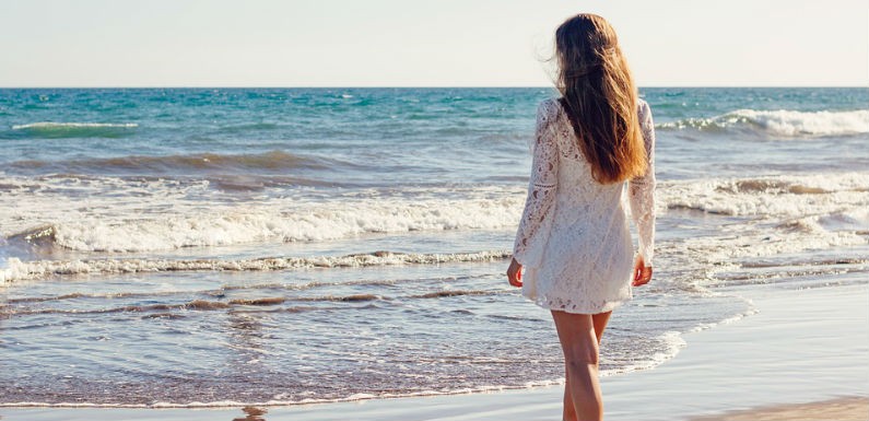 mujer joven en la playa